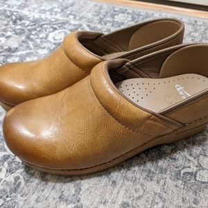 Honey distressed Dansko, size 38